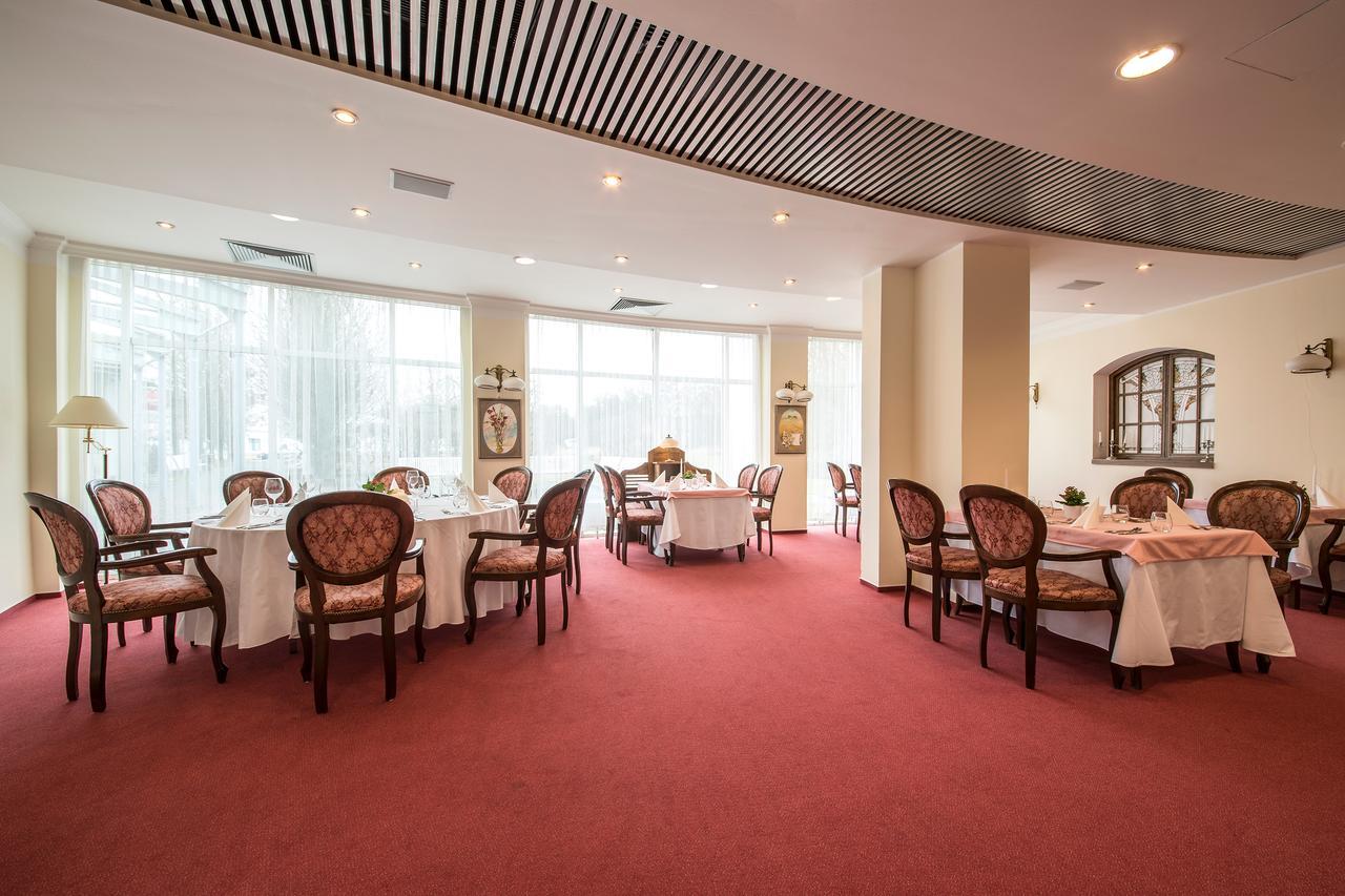 Hotel Jana เจรรอฟ ภายนอก รูปภาพ