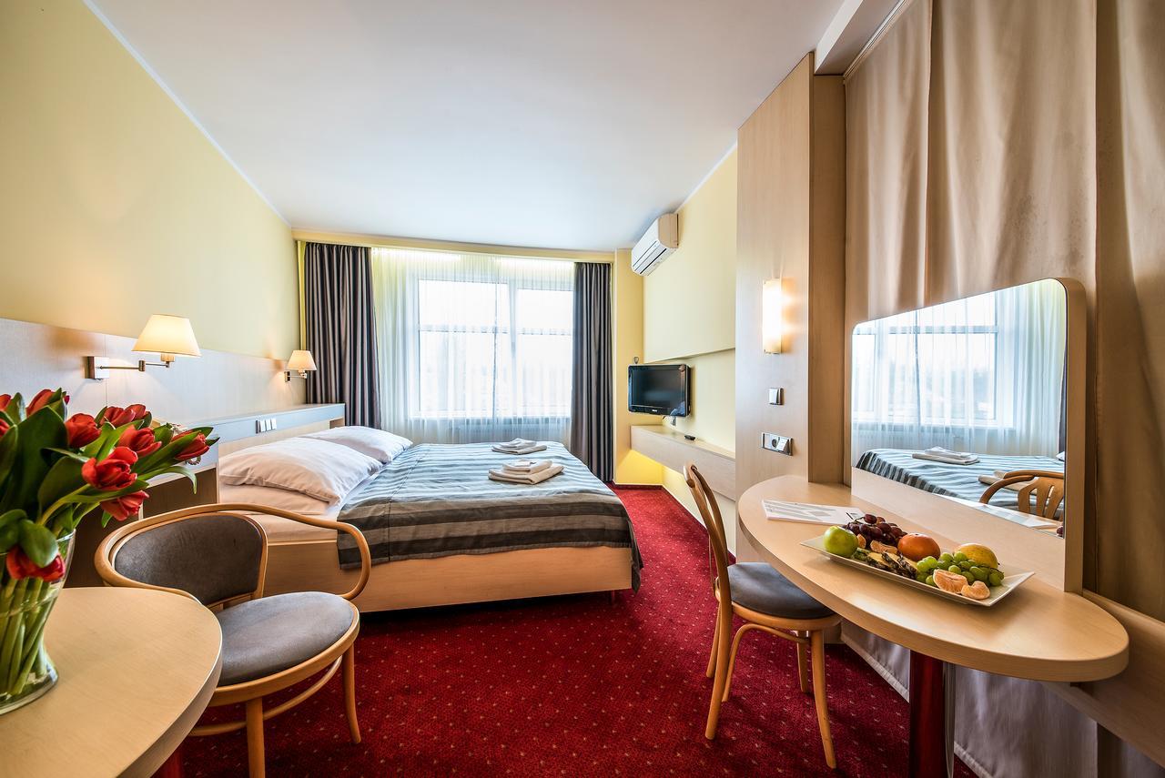 Hotel Jana เจรรอฟ ภายนอก รูปภาพ
