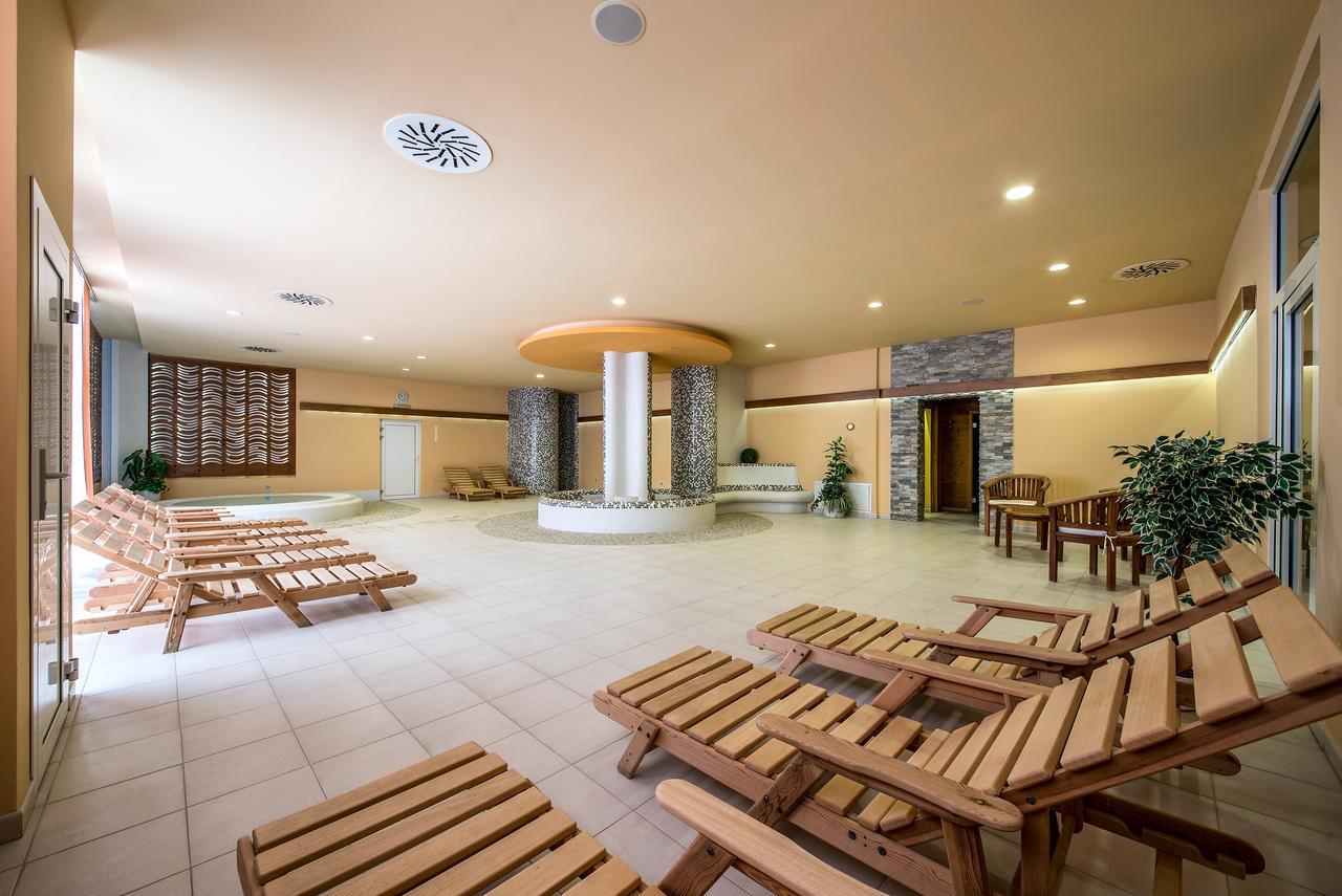 Hotel Jana เจรรอฟ ภายนอก รูปภาพ