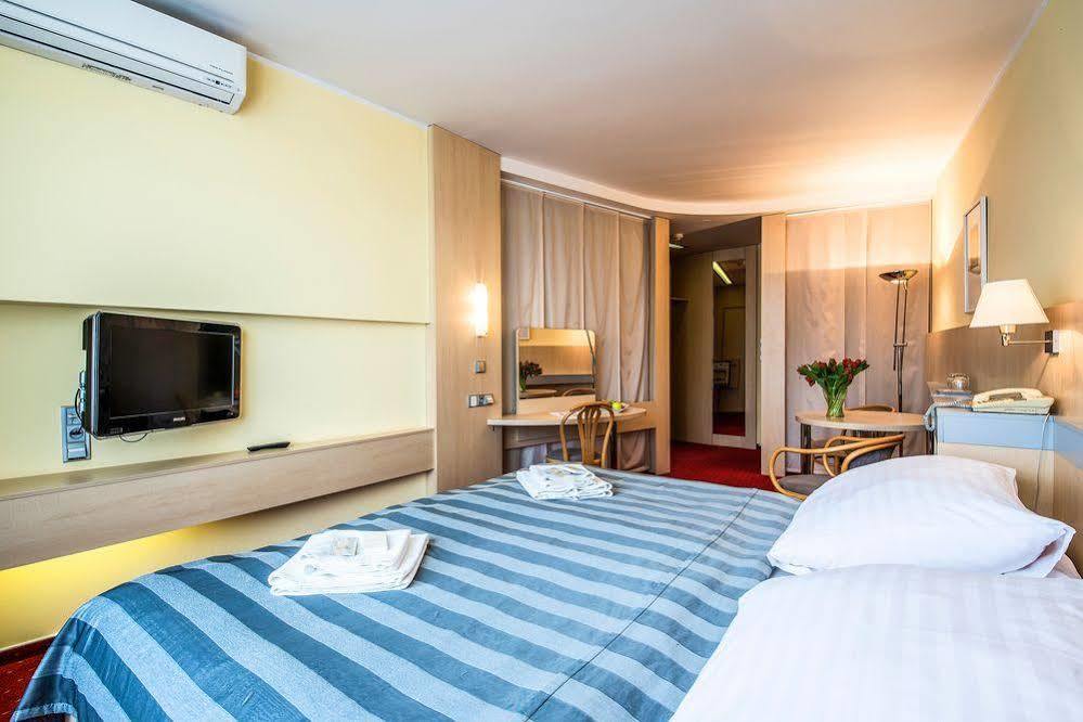 Hotel Jana เจรรอฟ ภายนอก รูปภาพ