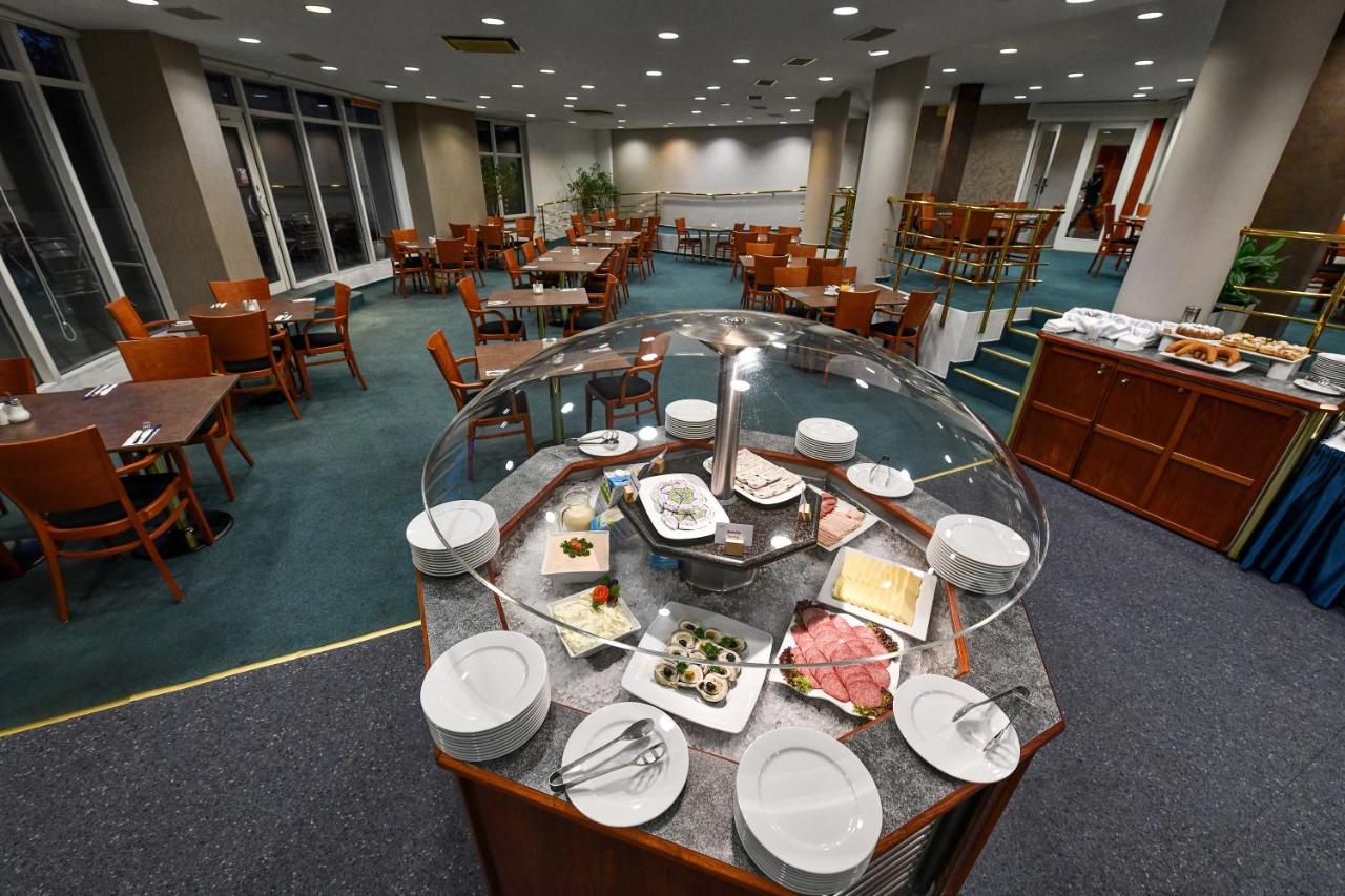 Hotel Jana เจรรอฟ ภายนอก รูปภาพ